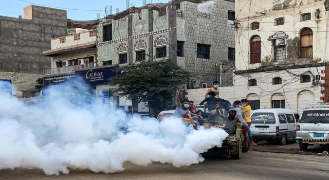 عدن: مناقشة جهود مجابهة فيروس كورونا وتوزيع مساعدات غذائية لمتضرري السيول