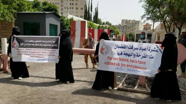 مكتب حقوقي: الإهمال الطبي المتعمد في سجون الحوثي يودي بحياة أسيرين ويدق ناقوس الخطر بشأن مصير الأسرى والمختطفين