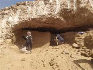 حضرموت: العثور على مقتنيات فخارية وحجرية بالمقبرة الأثرية المكتشفة في دوعن (صور)