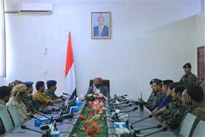 العرادة يعقد اجتماعا بقيادة شرطة المحافظة بحضور قائد قوات الأمن الخاصة