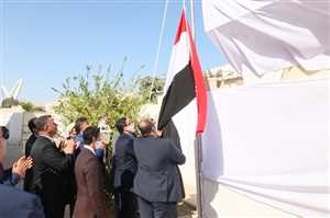 وزير الخارجية يرفع علم الجمهورية اليمنية على مبنى السفارة في الدوحة