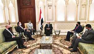 رئيس الجمهورية يدعو المنظمات الدولية للانتقال إلى العاصمة المؤقتة عدن
