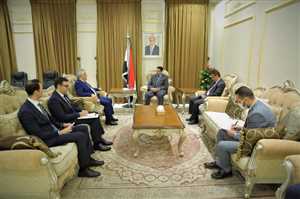 وزير الخارجية يثمن موقف تركيا الثابت في دعم السلام باليمن
