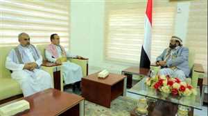 نائب رئيس مجلس الشورى يناقش مع محافظ مأرب مستجدات الأوضاع الميدانية والإنسانية