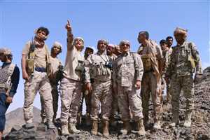 رئيس هيئة الأركان يشيد ببطولات الجيش والمقاومة في مختلف الجبهات القتالية ضد مليشيا الحوثي