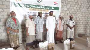 تدشين مشروع زكاة الفطر بدعم من الجمعية اليمنية الألمانية للأسر الفقيرة والنازحة بالغيضة