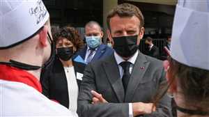بالفيديو .. رجل يصفع رئيس فرنسا "ماكرون" على وجهه