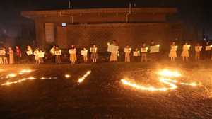 أطفال مأرب ينفذون وقفة تضامنية بالشموع أمام منزل أسرة الطفلة "ليان"