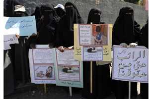 منظمة: الحوثيون يعتزمون إحالة ١٦٠ ألف موظف للتقاعد الإجباري واستبدالهم بعناصرهم