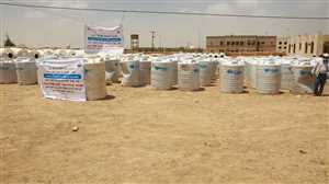 تدشين توزيع 500 خزان مياه بلاستيكي للنازحين في 15 مخيما بمأرب