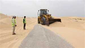 صندوق صيانة الطرق يزيل الكثبان الرملية في الطريق الساحلي بين شبوة وحضرموت