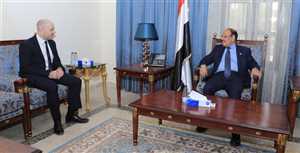نائب الرئيس يؤكد على ضرورة مضاعفة الضغوط الدولية لإجبار المليشيا الحوثية على السلام