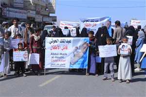 تشييع شعبي لثلاثة اطفال من ضحايا القصف الحوثي لحي الروضة بمدينة مارب