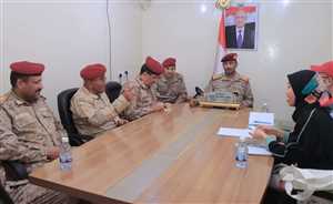 رئيس الأركان يناقش مع الصليب الأحمر أوضاع المختطفين في سجون مليشيا الحوثي