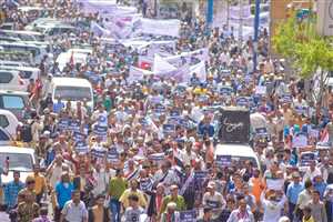 تعز :تظاهرة شعبية تطالب برفع الحصار المفروض على المدينة منذ 8اعوام.