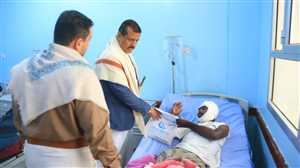 وكيل محافظة مارب مفتاح يتفقد نزلاء هيئة مستشفى مأرب ،ويلتقي بعدد من ضحايا القصف والالغام الحوثية الذين أصيبوا الأسابيع الماضية.