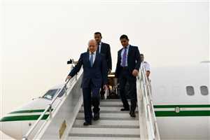 رئيس مجلس القيادة الرئاسي يعود إلى عدن ويدعوا لتعزيز وحدة الصف نحو استعادة الدولة