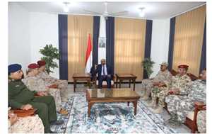 طارق صالح يشيد بجهود وزارة الدفاع ويؤكد على أهمية رفع الجاهزية والكفاءة.