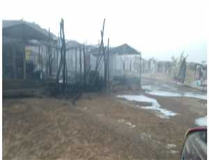 وفاة نازح وأصابة اخرين، بحريق في مخيم للنازحين بمأرب.