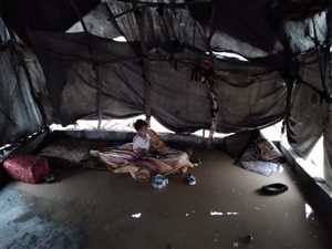  الوحدة التنفيذية لإدارة مخيمات النازحين بمارب :اصابة شخصين بصاعقة رعدية ،والنازحون يعيشون اوضاع مأساوية.