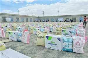 تدشين توزيع 700 سلة غذائية لمتضررين من السيول في مأرب.