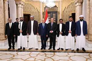 الرئيس السابق هادي في أول ظهور له منذ نقل السلطة .. يستقبل رئيس وأعضاء مجلس القيادة في مقر إقامته.