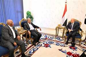 رئيس مجلس القيادة الرئاسي يستقبل اللواء محمود الصبيحي واللواء فيصل رجب بمعاشيق عدن.