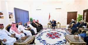 رئيس مجلس القيادة الرئاسي يستقبل في عدن سفير المملكة العربية السعودية.