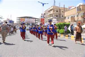 الفرقة الموسيقية العسكرية تجوب شوارع مأرب احتفاء بالعيد الوطني الـ33 للجمهورية اليمنية.