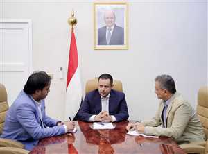 رئيس الوزراء يستدعي وزيري الكهرباء والدولة محافظ عدن على خلفية تردي خدمة الكهرباء بالعاصمة المؤقتة.