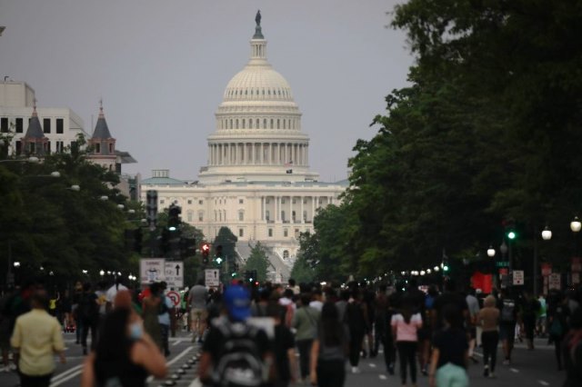 شرارة احتجاجات قتيل الشرطة الأميركية تصل للبيت الأبيض