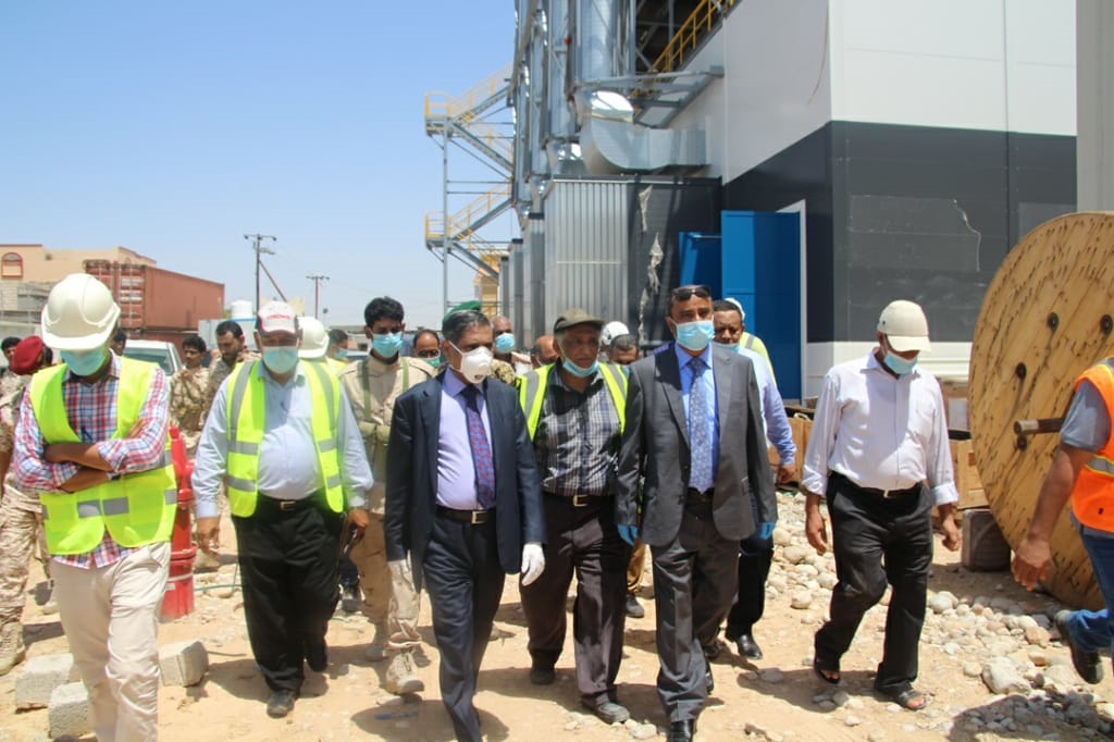 وزير المالية ومحافظ حضرموت يتفقدان سير تنفيذ مشروع محطة الشحر الكهربائية