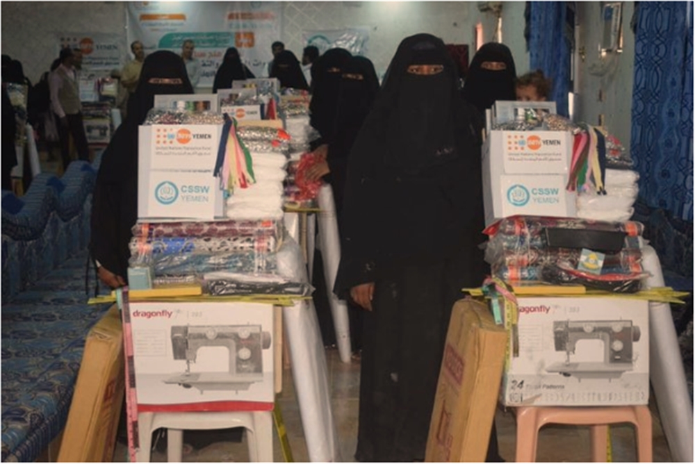 مأرب: توزيع مكائن خياطه وأدواتها على 37 أسرة نازحة
