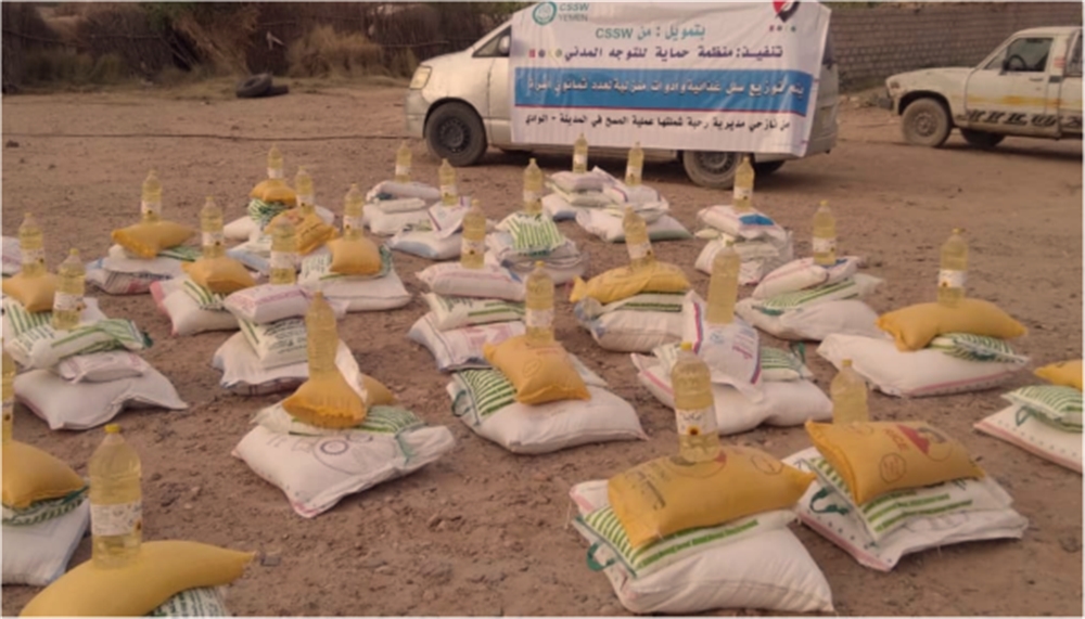 مأرب: منظمة حماية توزع معونات غذائية وأدوات منزلية لـ80 أسرة نازحة
