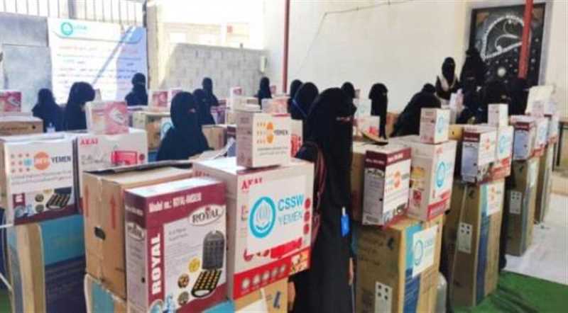 شبوة: تسليم منح التمكين الاقتصادي لـ25 مستفيدة بمديرية عتق