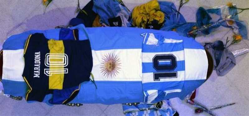 جماهير بوكا جونيورز الارجنتيني تنتقم للاسطورة "مارادونا"