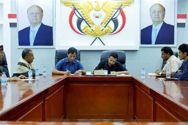 محافظ شبوة يوقع على عقد استكمال المرحلة الثانية من مشروع كهرباء مرخة العليا