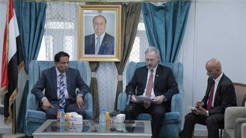 السفير الأمريكي: نتطلع إلى توقف إيران عن تهريب الأسلحة للحوثيين