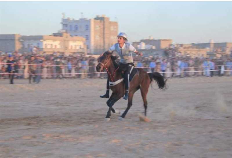 تتويج الفارس أحمد محمد عبيد بلقب بطولة الفروسية الأولى بمأرب