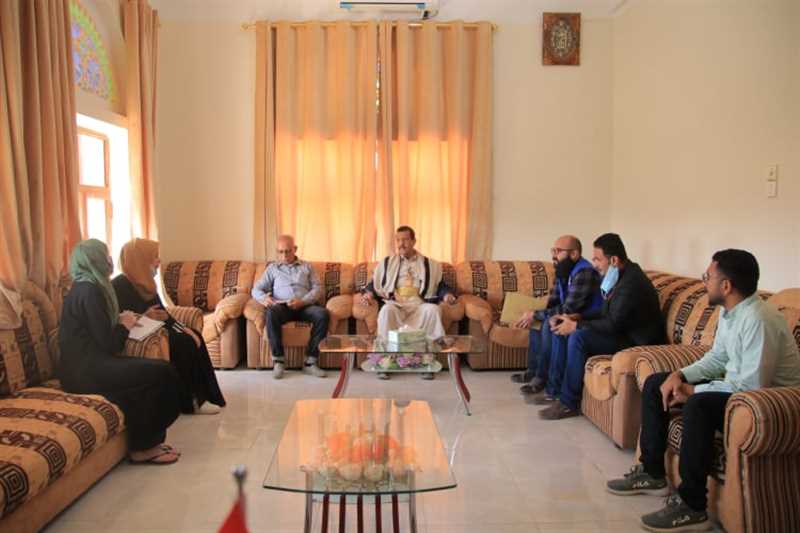 السلطة المحلية بمأرب تناقش مع منظمة الهجرة الدولية مشروع اعادة تأهيل قنوات السد واجهزة الأمان