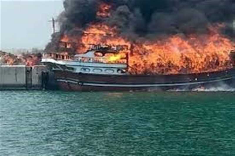 بعد انفجار عنيف في المدينة الصناعية.. احتراق ثلاث سفن إيرانية في جزيرة بخليج عمان