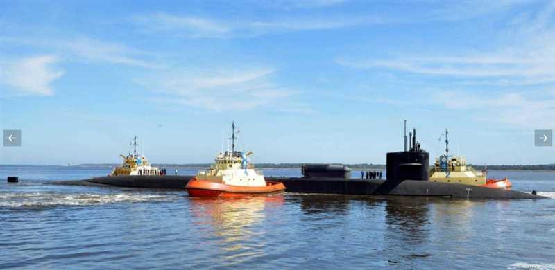 يرافقها سفينتين حربيتين.. غواصة نووية أميركية حاملة صواريخ موجهه تدخل مياه الخليج