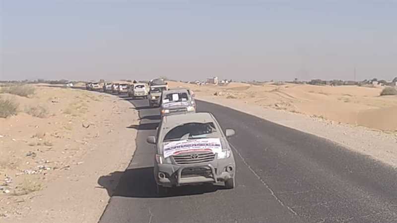 أبناء تعز في مأرب يسيّرون قافلة غذائية للجيش الوطني بجبهات مراد