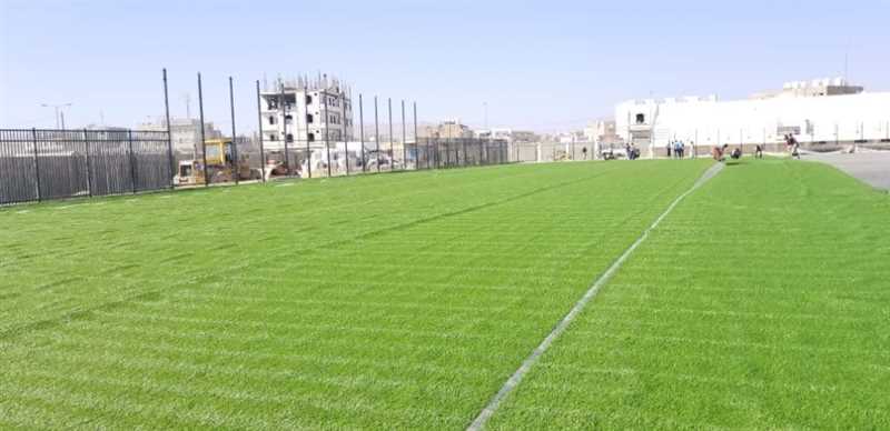 بدء عملية التعشيب الصناعي لملعب مأرب الأولمبي