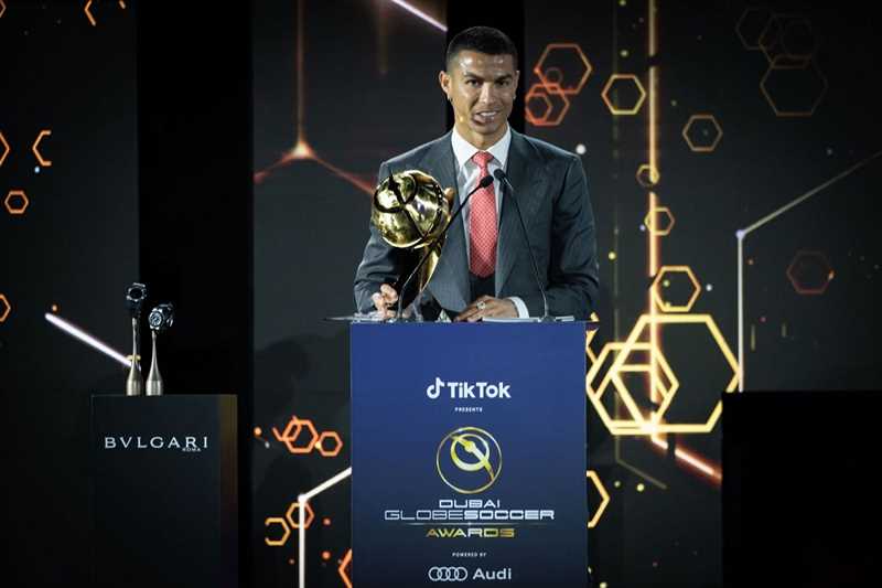 توج بجائزة تاريخية جديدة.. كريستيانو رونالدو يهزم ميسي وصلاح