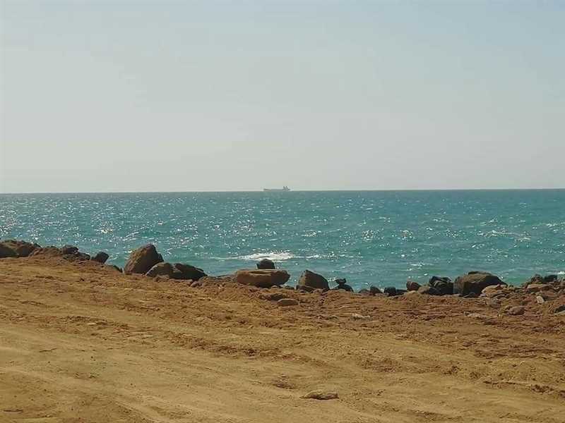 بالصور: استعدادات كبيرة في ميناء قناء بشبوة لاستقبال أول باخرة مشتقات نفطية