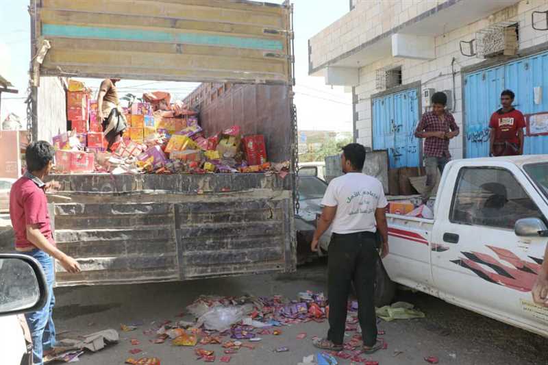 السلطة المحلية بمأرب تنفذ حملة لمراقبة الأسعار وفق صرف العملة الوطنية وضبط التجار المخالفين