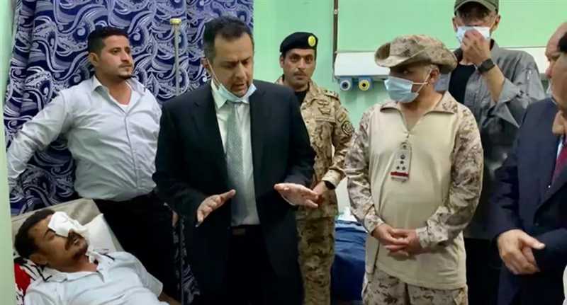 رئيس الوزراء يزور جرحى تفجير الهجوم الإرهابي على مطار عدن في عدد من مستشفيات العاصمة المؤقتة