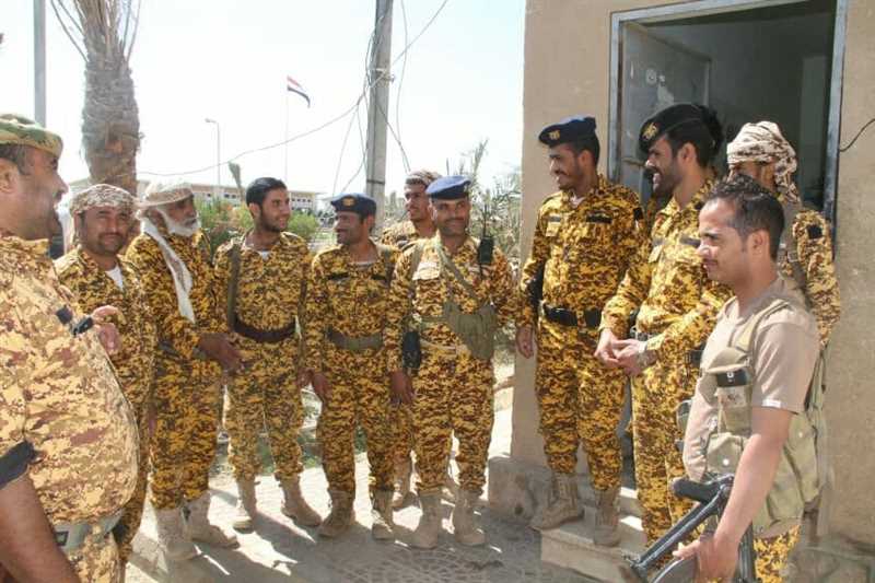 قائد حراسة المنشآت بمأرب يزور عدداً من مواقع حراسة المرافق الحكومية ويحثهم على التعاون مع المواطنين