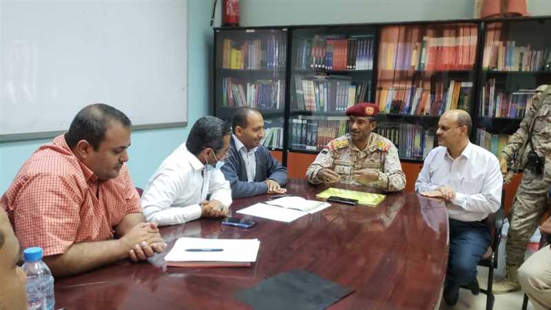 رئيس هيئة الأركان يزور جرحى الجيش في هيئة مستشفى مأرب